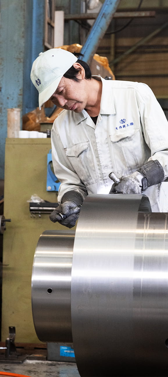 細かく確認しながら、製品加工に取り組む従業員の男性